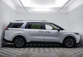 Подержанный автомобиль Kia Carnival 2020 года (4 фото)
