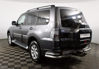 Подержанный автомобиль Mitsubishi Pajero 2015 года (7 фото)