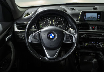 Подержанный автомобиль BMW X1 2016 года (12 фото)