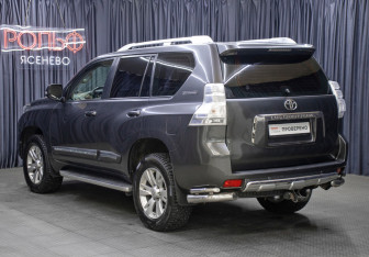 Подержанный автомобиль Toyota Land Cruiser Prado 2010 года (7 фото)