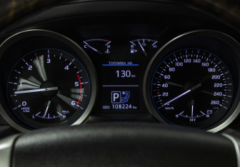 Подержанный автомобиль Toyota Land Cruiser Suv 2015 года (12 фото)