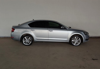 Подержанный автомобиль Skoda Octavia Liftback 2017 года (8 фото)