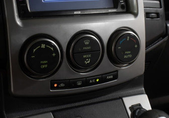 Подержанный автомобиль Mazda 5 2008 года (16 фото)