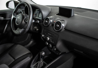 Подержанный автомобиль Audi A1 2013 года (10 фото)