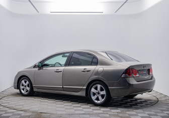 Подержанный автомобиль Honda Civic Sedan 2008 года (7 фото)