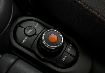 Подержанный автомобиль MINI Hatch 2019 года (15 фото)