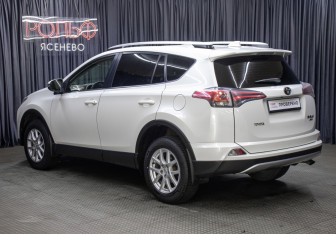 Подержанный автомобиль Toyota RAV4 2016 года (7 фото)