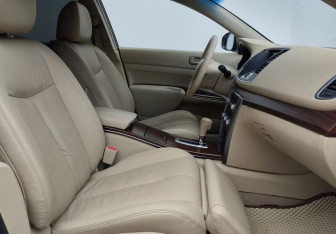 Подержанный автомобиль Nissan Teana 2012 года (10 фото)