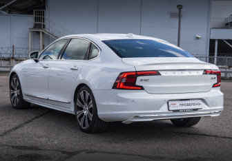 Подержанный автомобиль Volvo S90 2021 года (7 фото)