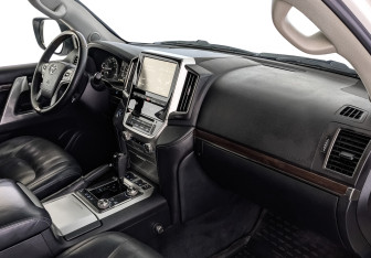Подержанный автомобиль Toyota Land Cruiser Suv 2015 года (13 фото)