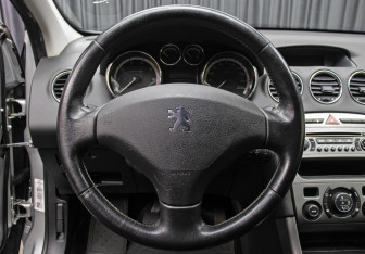 Подержанный автомобиль Peugeot 308 Hatchback 2009 года (17 фото)
