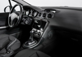 Подержанный автомобиль Peugeot 308 Hatchback 2011 года (9 фото)