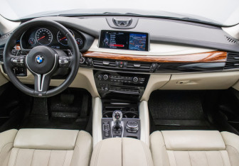 Подержанный автомобиль BMW X5 M 2015 года (13 фото)