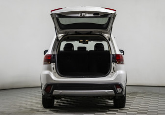 Подержанный автомобиль Mitsubishi Outlander 2017 года (18 фото)