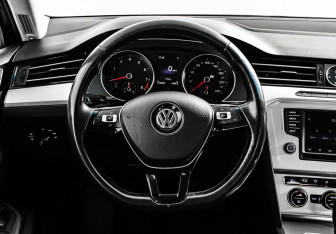 Подержанный автомобиль Volkswagen Passat Sedan 2016 года (8 фото)