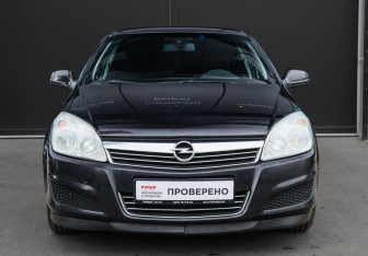 Подержанный автомобиль Opel Astra Sedan 2010 года (2 фото)