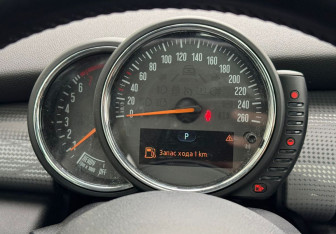 Подержанный автомобиль MINI Hatch 2016 года (13 фото)