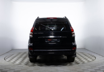 Подержанный автомобиль Toyota Land Cruiser Prado 2008 года (6 фото)