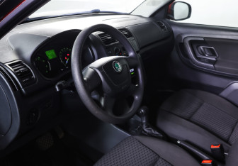 Подержанный автомобиль Skoda Fabia Hatchback 2011 года (15 фото)