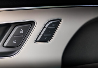 Подержанный автомобиль Audi Q8 2021 года (26 фото)