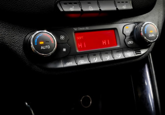 Подержанный автомобиль Kia Ceed Hatchback 2013 года (16 фото)