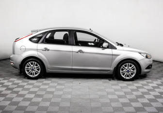 Подержанный автомобиль Ford Focus Hatchback 2011 года (5 фото)