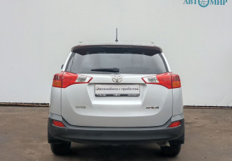 Подержанный автомобиль Toyota RAV4 2013 года (6 фото)