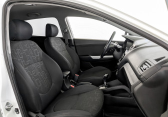 Подержанный автомобиль Kia Rio Hatchback 2014 года (23 фото)