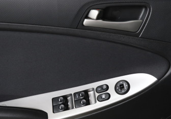 Подержанный автомобиль Hyundai Solaris Hatchback 2015 года (19 фото)