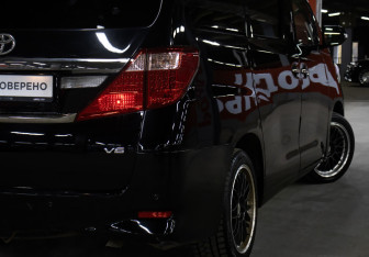 Подержанный автомобиль Toyota Alphard 2012 года (21 фото)