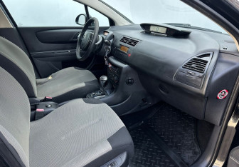 Подержанный автомобиль Citroen C4 Hatchback 2008 года (13 фото)