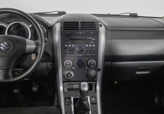 Подержанный автомобиль Suzuki Grand Vitara 2009 года (14 фото)