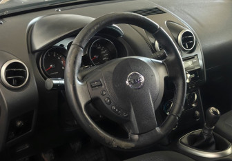 Подержанный автомобиль Nissan Qashqai 2008 года (12 фото)