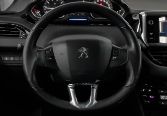 Подержанный автомобиль Peugeot 208 2013 года (11 фото)