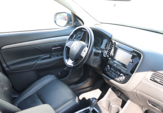 Подержанный автомобиль Mitsubishi Outlander 2015 года (10 фото)