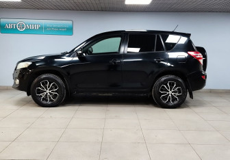 Подержанный автомобиль Toyota RAV4 2011 года (8 фото)