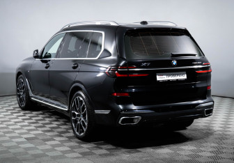 Подержанный автомобиль BMW X7 2023 года (7 фото)