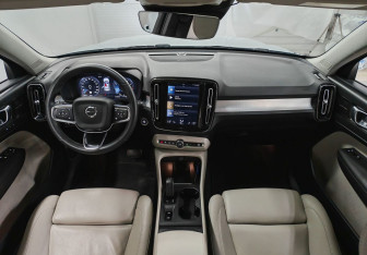 Подержанный автомобиль Volvo XC40 2018 года (11 фото)