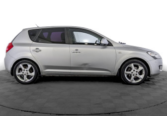 Подержанный автомобиль Kia Ceed Hatchback 2009 года (4 фото)