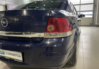Подержанный автомобиль Opel Astra Sedan 2008 года (8 фото)