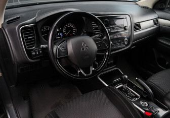 Подержанный автомобиль Mitsubishi Outlander 2017 года (12 фото)
