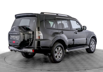 Подержанный автомобиль Mitsubishi Pajero 2014 года (5 фото)