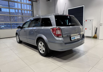 Подержанный автомобиль Opel Astra Wagon 2011 года (6 фото)