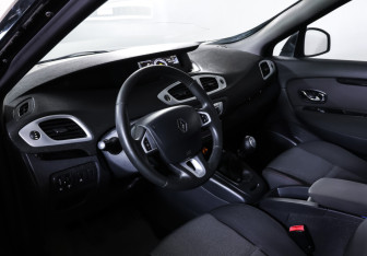 Подержанный автомобиль Renault Scenic 2012 года (15 фото)