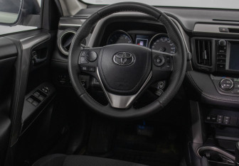 Подержанный автомобиль Toyota RAV4 2016 года (15 фото)