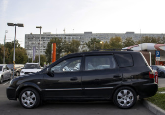 Подержанный автомобиль Kia Carens 2005 года (8 фото)