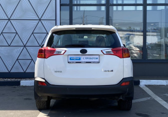 Подержанный автомобиль Toyota RAV4 2013 года (6 фото)