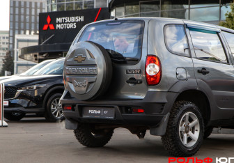 Подержанный автомобиль Chevrolet Niva 2011 года (16 фото)