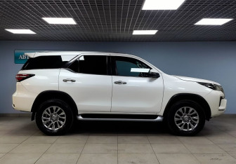 Подержанный автомобиль Toyota Fortuner 2020 года (4 фото)