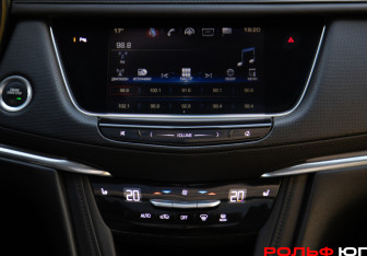Подержанный автомобиль Cadillac XT5 2017 года (13 фото)